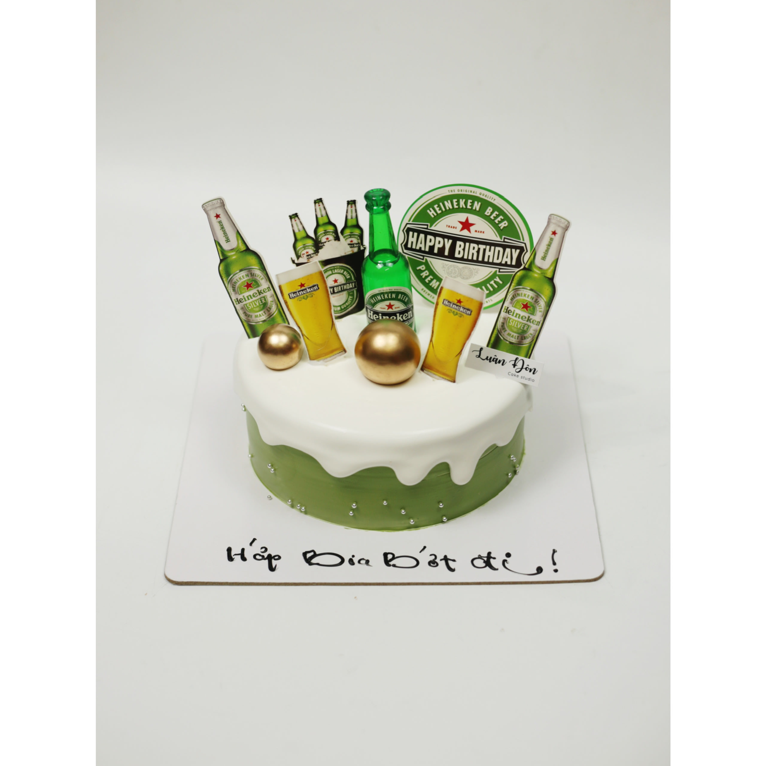 Bánh kem chủ đề bia Heineken cá tính