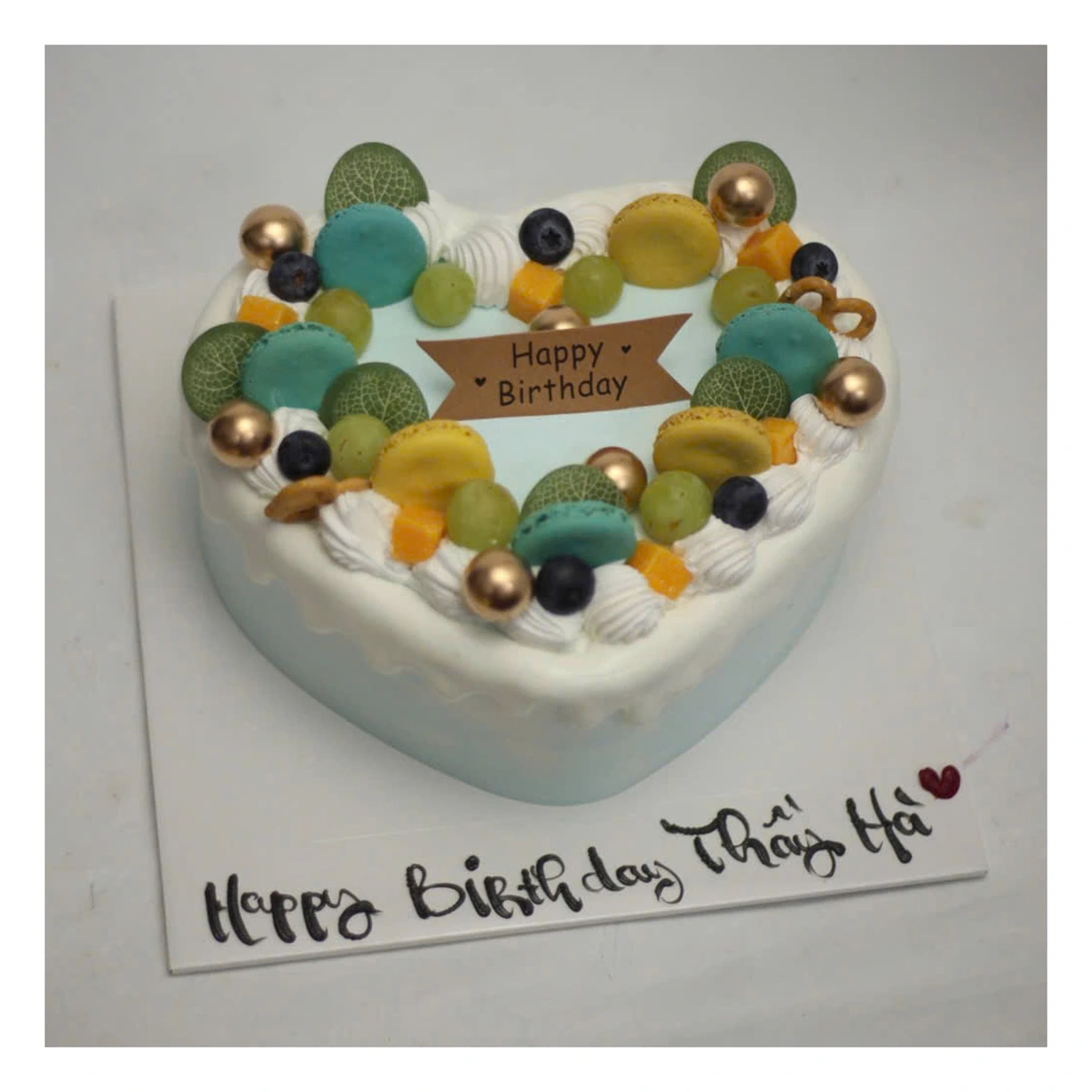 Bánh kem hình trái tim trang trí bánh macaron