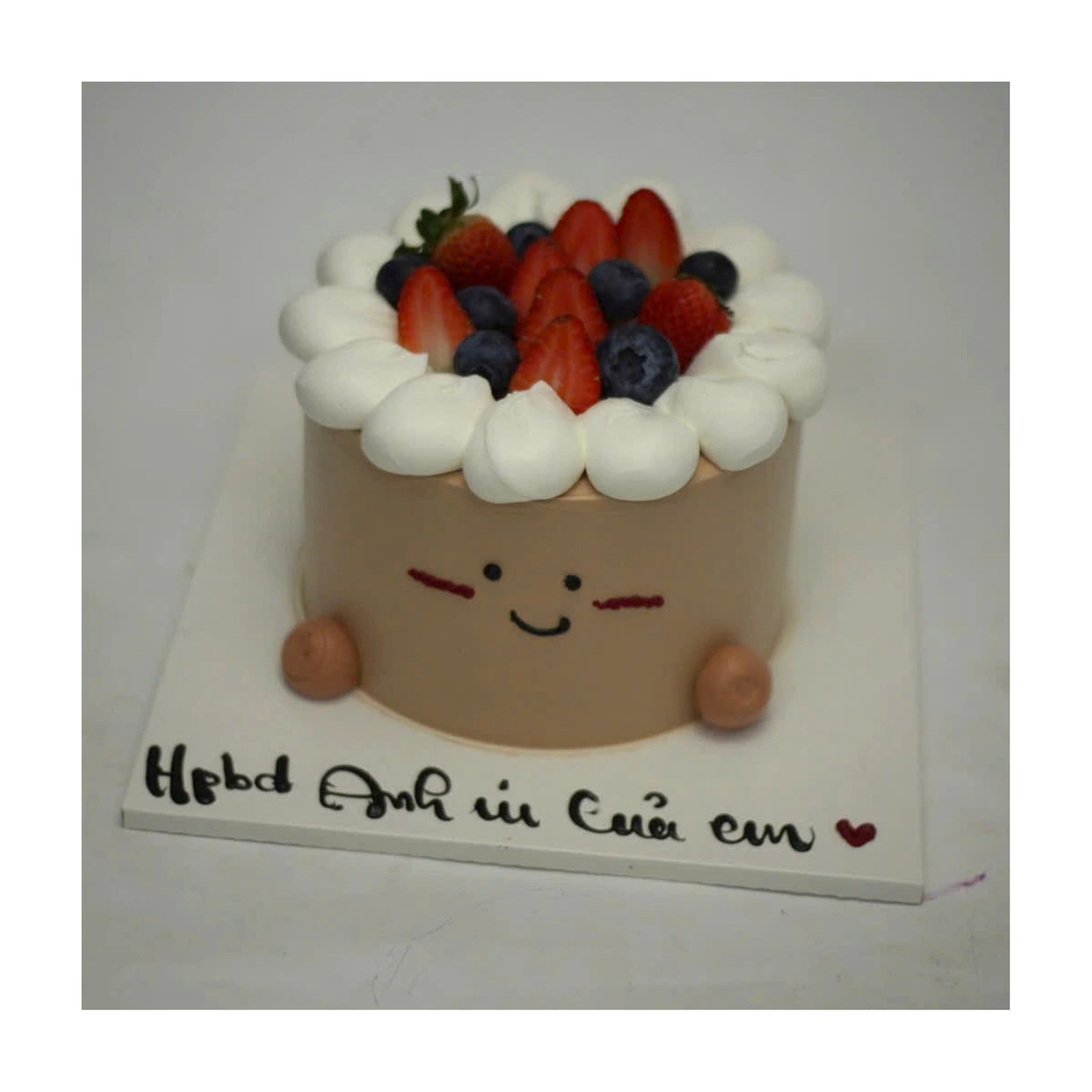 Bánh kem mini vẽ mặt cười kèm dâu tây