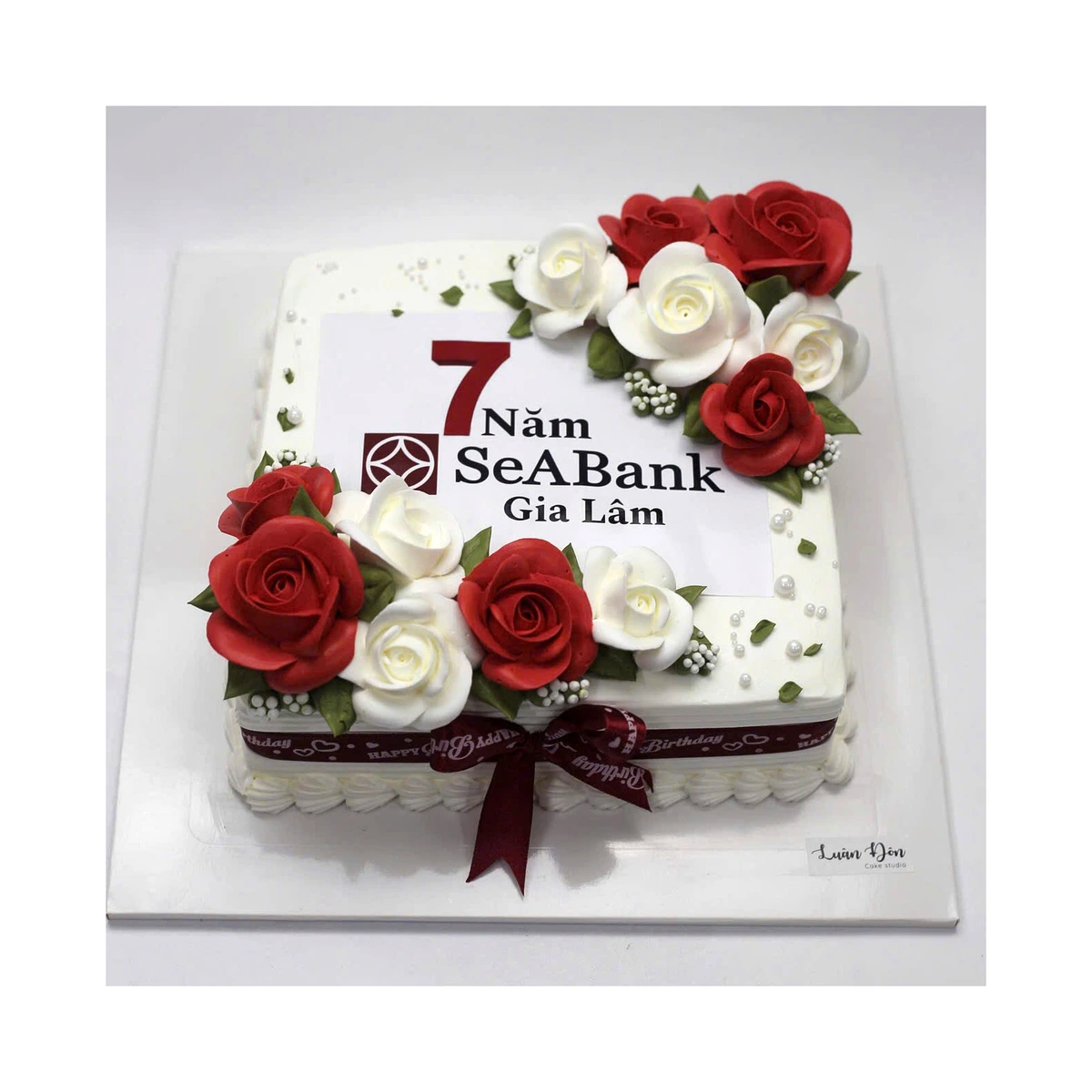 Bánh kem hoa hồng đỏ mừng kỷ niệm
