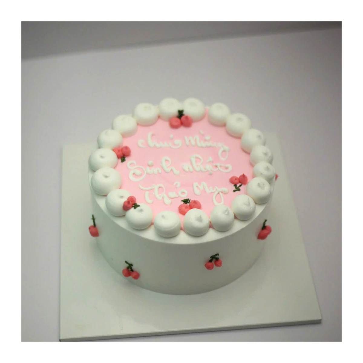 Bánh kem hồng pastel trang trí quả cherry
