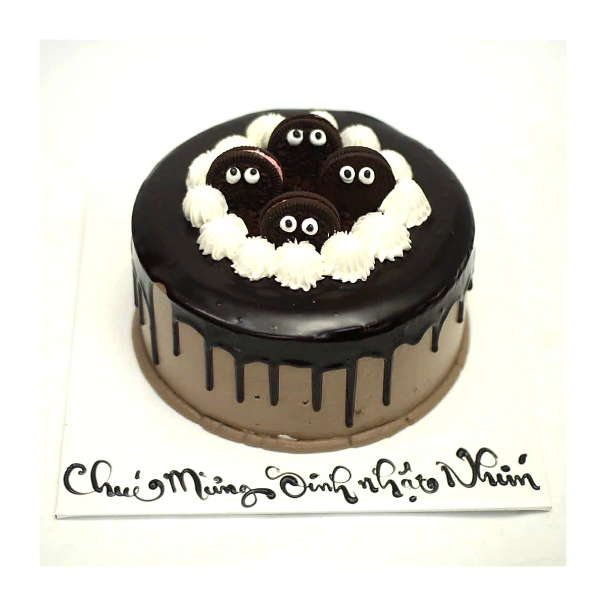 Bánh kem phủ lớp kem bánh oreo ngộ nghĩnh