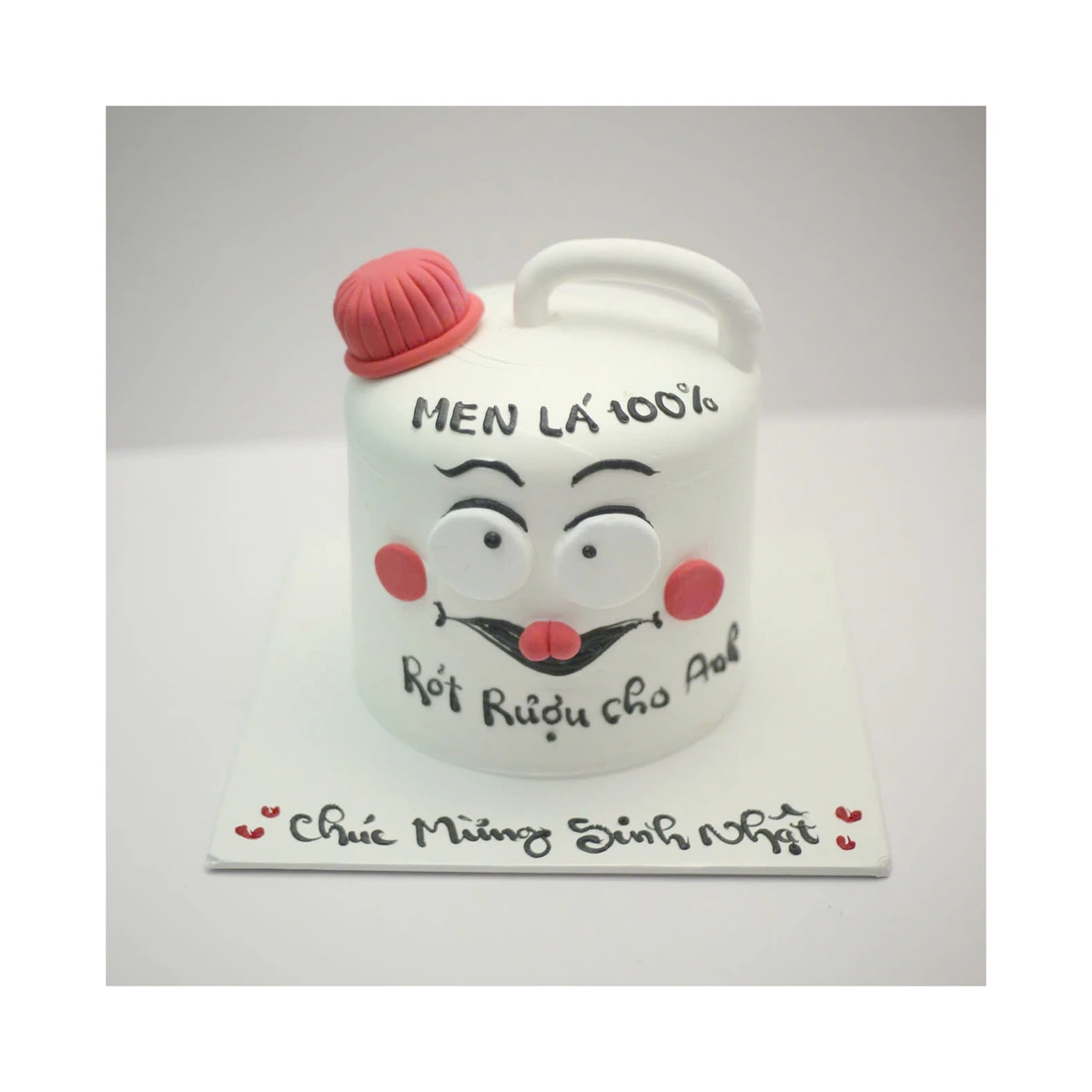 Bánh kem hình can rượu Men Lá độc lạ
