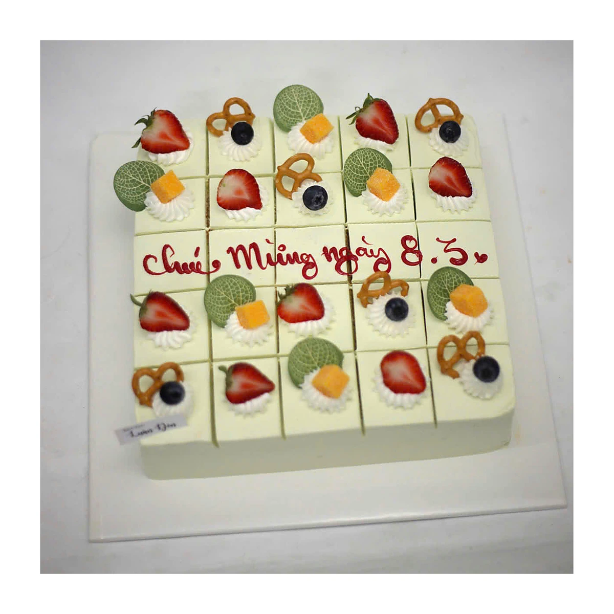 Bánh kem cắt miếng hoa quả xanh