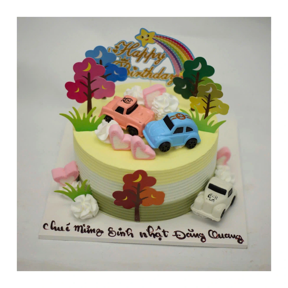 Bánh kem mô hình ô tô và cây xanh