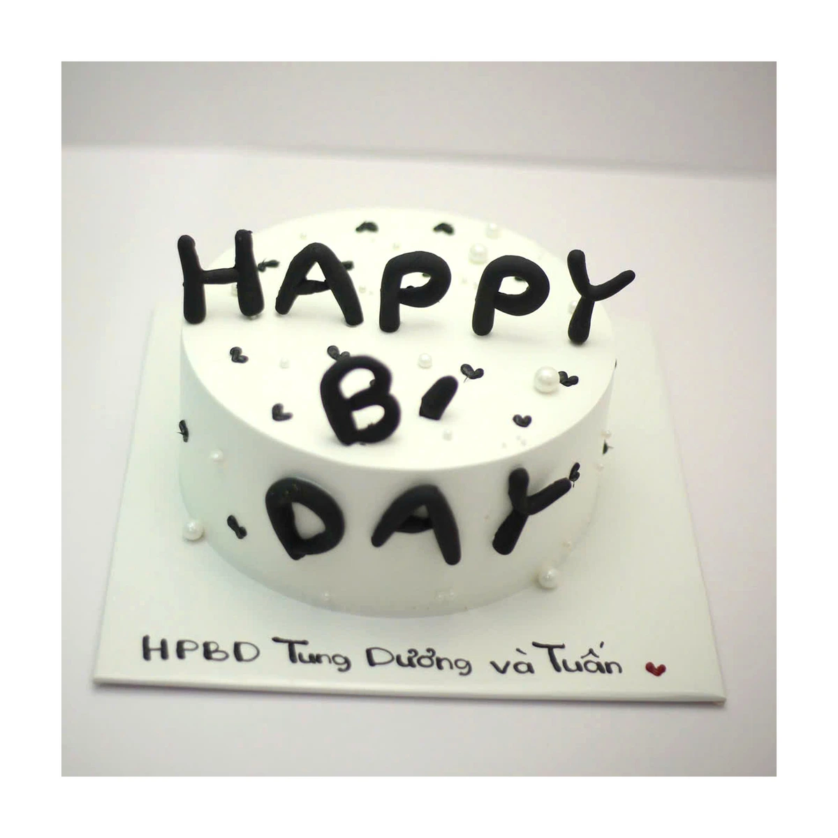 Bánh kem Happy Birthday chữ đen tối giản