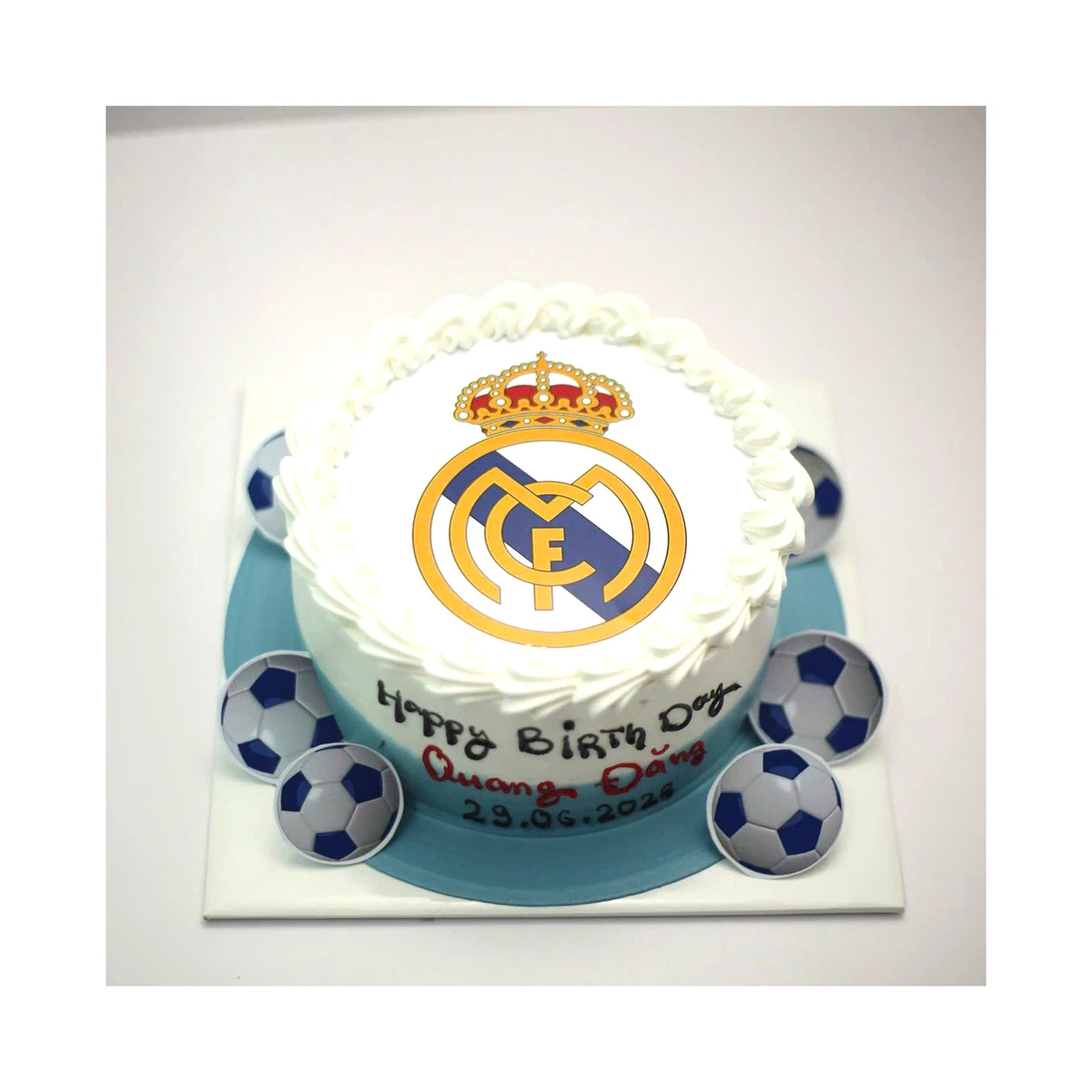 Bánh kem in logo câu lạc bộ Real Madrid