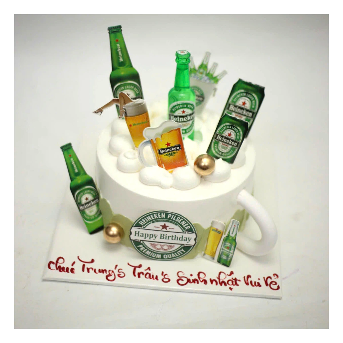 Bánh kem tạo hình ly bia Heineken độc đáo