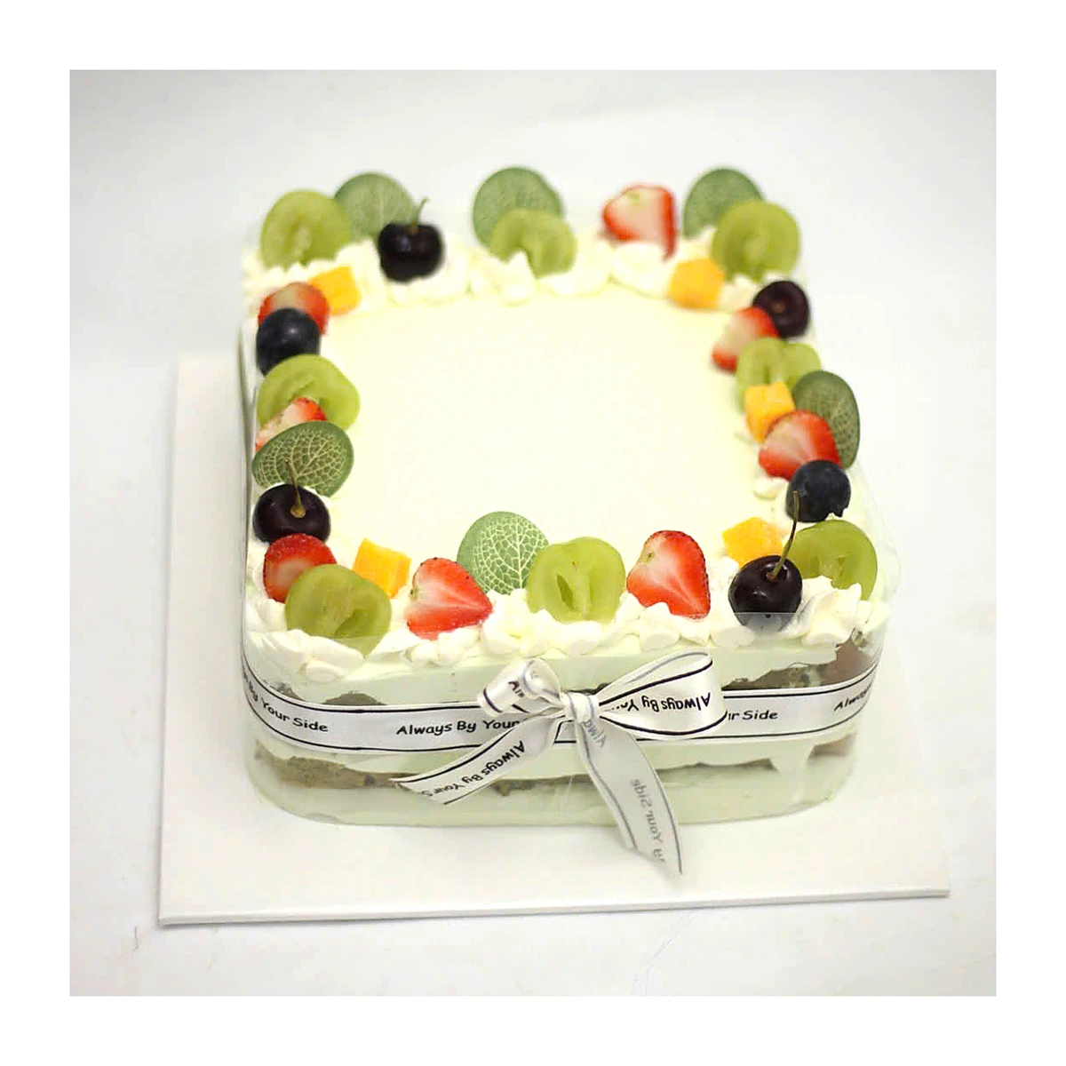 Bánh mousse hoa quả viền trái cây