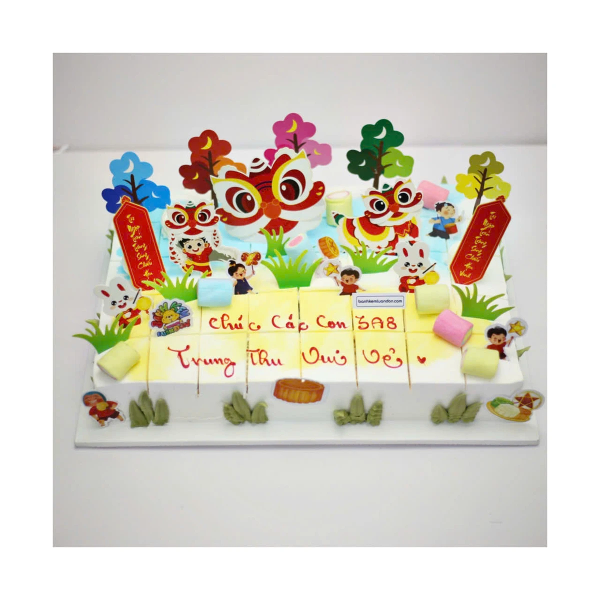 Bánh kem Trung Thu đầu lân đỏ rực rỡ