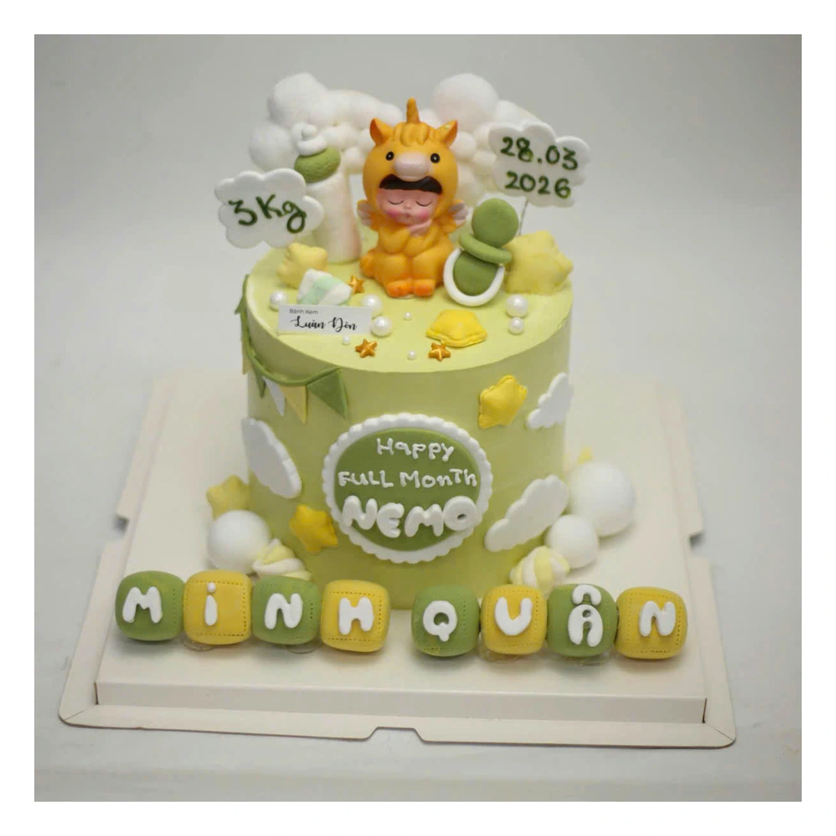 Bánh kem đầy tháng Nemo chú bé unicorn xanh