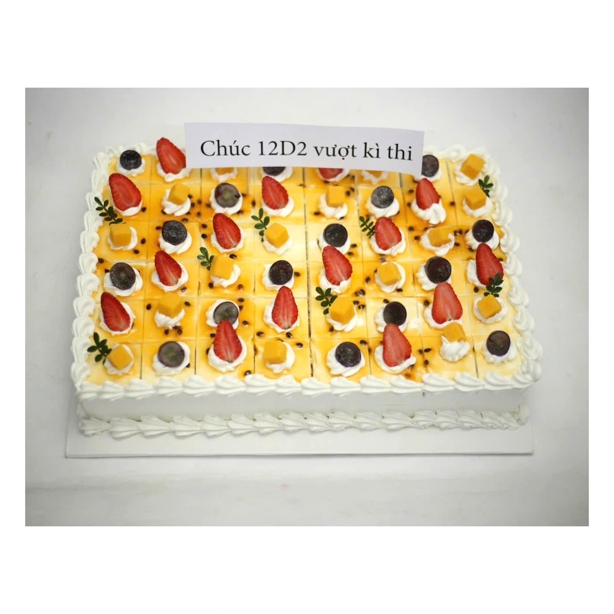 Bánh kem cắt miếng chanh leo hoa quả