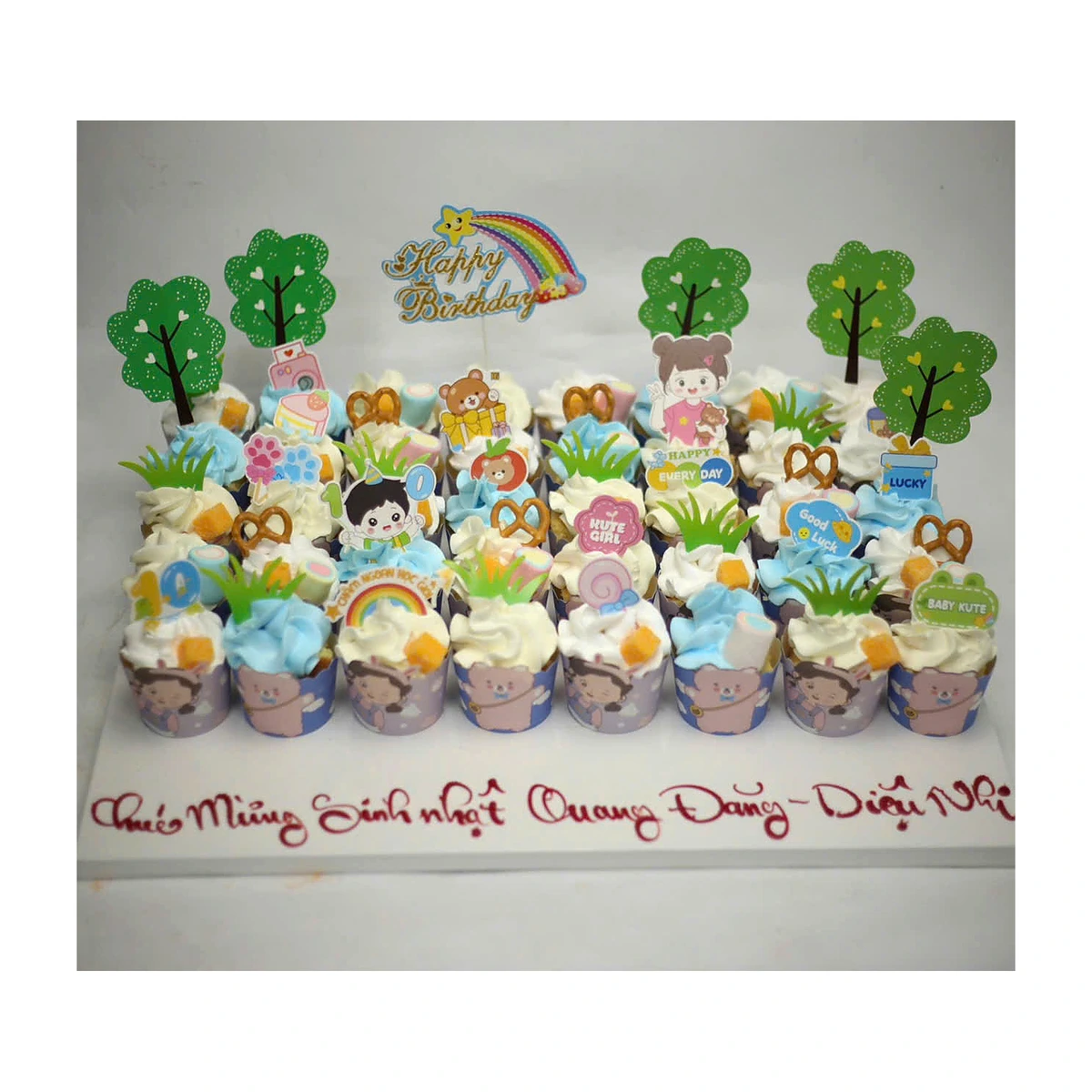 Set cupcake sinh nhật hoạt hình cho Quang Đăng Diệu Nhi