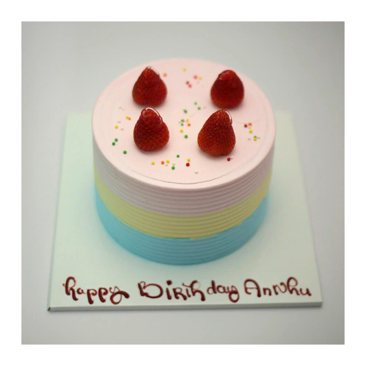 Bánh kem dâu tây tươi pastel 3 tầng màu