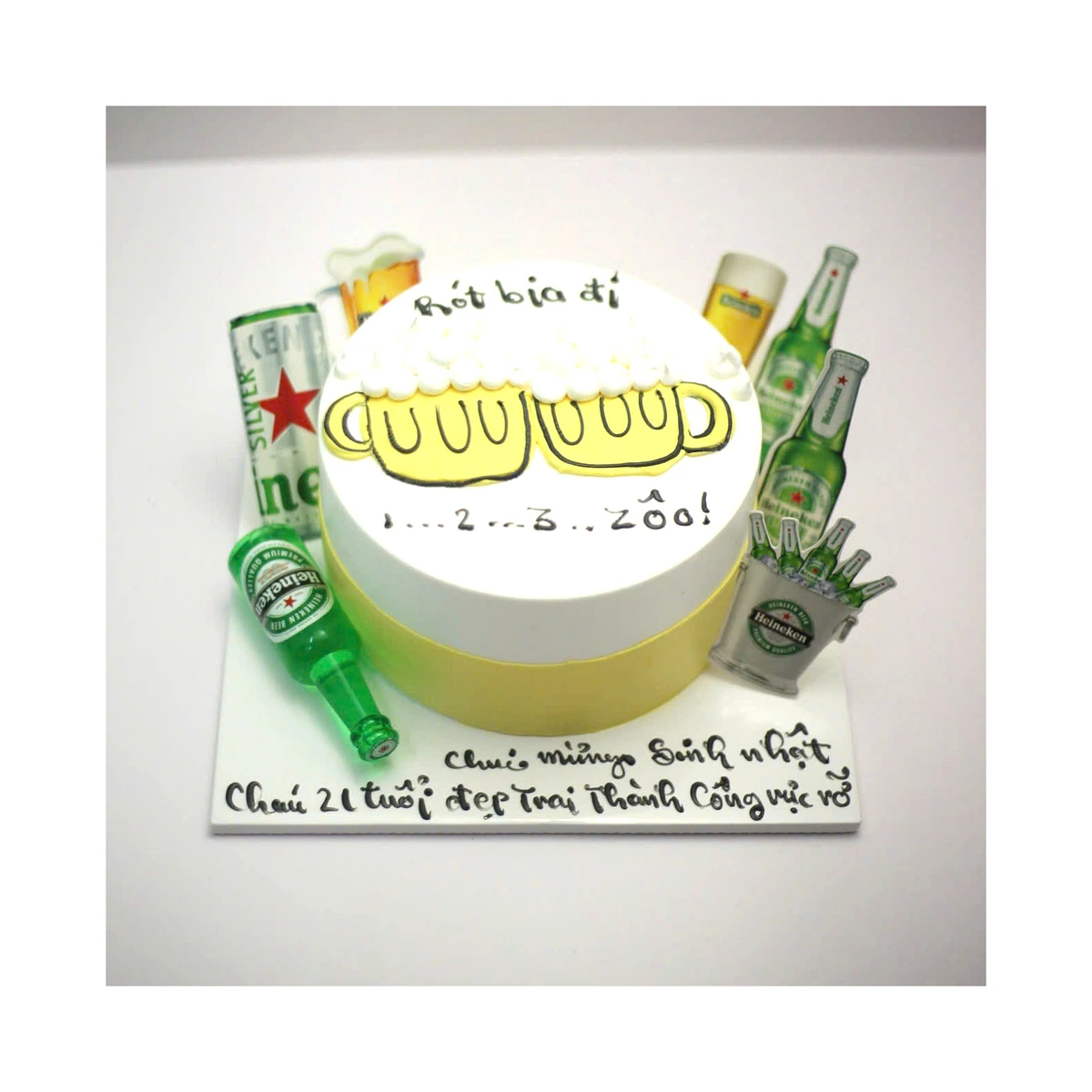 Bánh sinh nhật chủ đề chai bia Heineken độc đáo