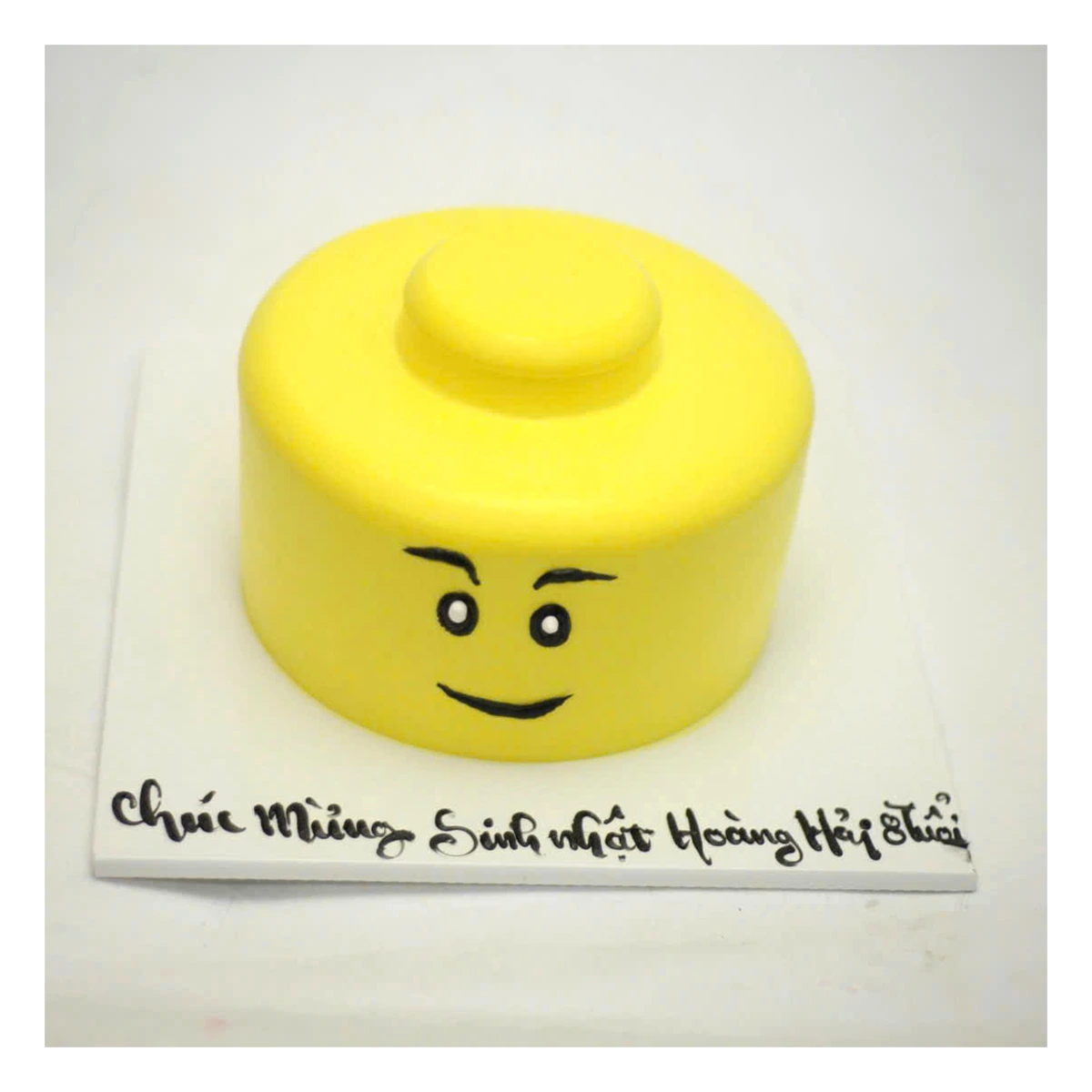 Bánh sinh nhật tạo hình đầu Lego màu vàng