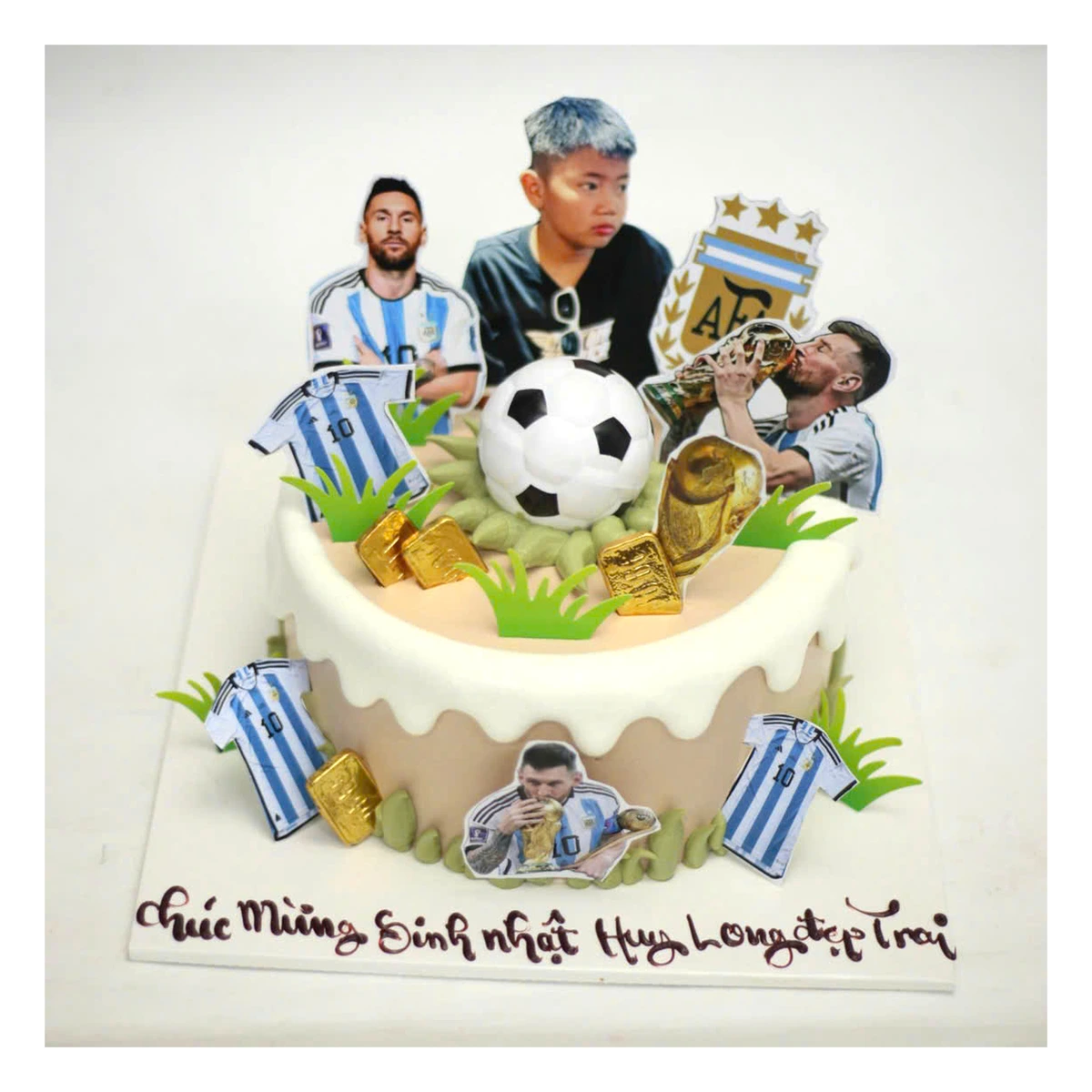 Bánh sinh nhật in hình cầu thủ Messi