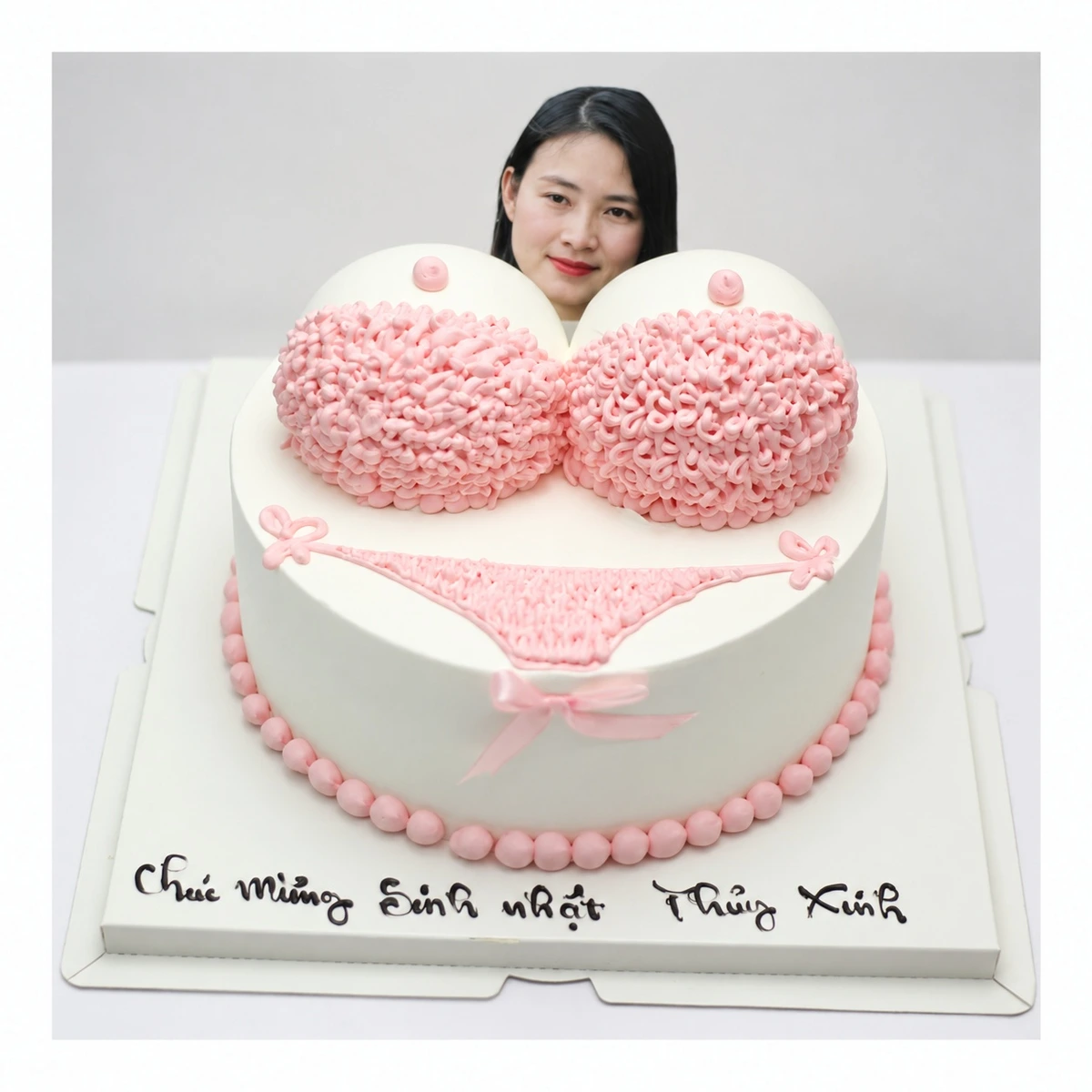 Bánh sinh nhật tạo hình bikini hồng