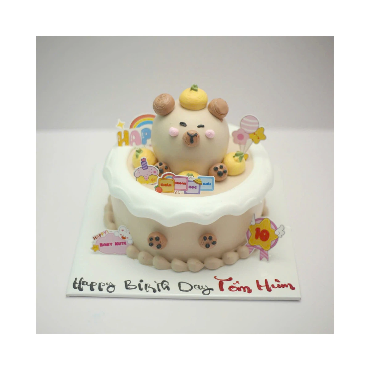 Bánh sinh nhật gấu capybara nâu đội cam
