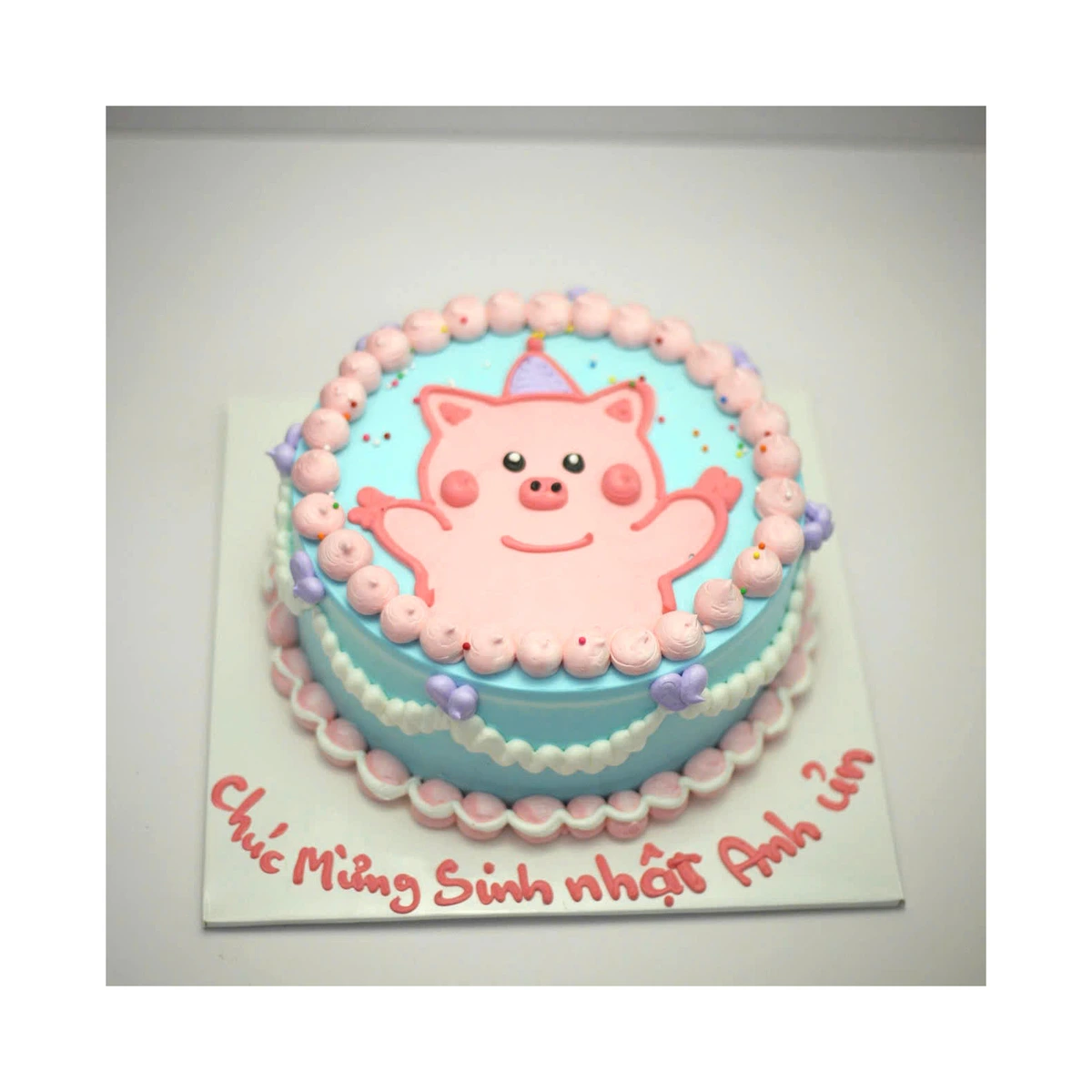 Bánh kem heo hồng nền xanh cute